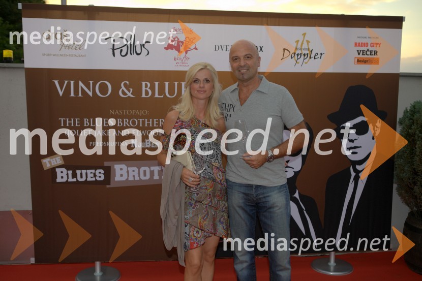 Aleksandra Peharda, vodja programa kemija v podjetju Mikro+Polo in Matjaž Ivanc, najemnik lokala Pri FlorjanuVino & blues, nastop The Blues Brothers revue