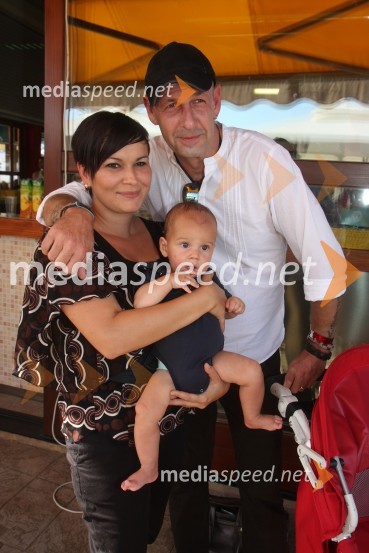 Jože Činč, član skupine D'kwaschen Retashy, dekle Doris in sin NoelMiss bikini 2012, finale