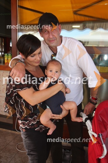 Jože Činč, član skupine D'kwaschen Retashy, dekle Doris in sin NoelMiss bikini 2012, finale