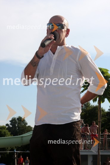 Jože Činč, član skupine D'kwaschen RetashyMiss bikini 2012, finale