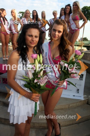 Milena Pezderec, predstavnica podjetja Oriflame in Ines Agič, druga spremljevalka Miss bikini 2012Miss bikini 2012, finale