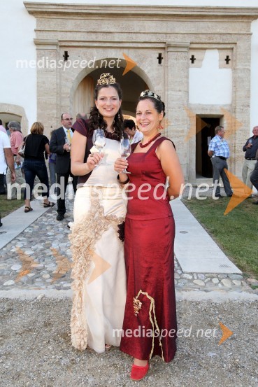 Martina Baškovič, Vinska kraljica Slovenije 2012 in Jerneja Jančar, vinska kraljica Radgonsko - Kapelskih goric3. Salon Traminec 2012