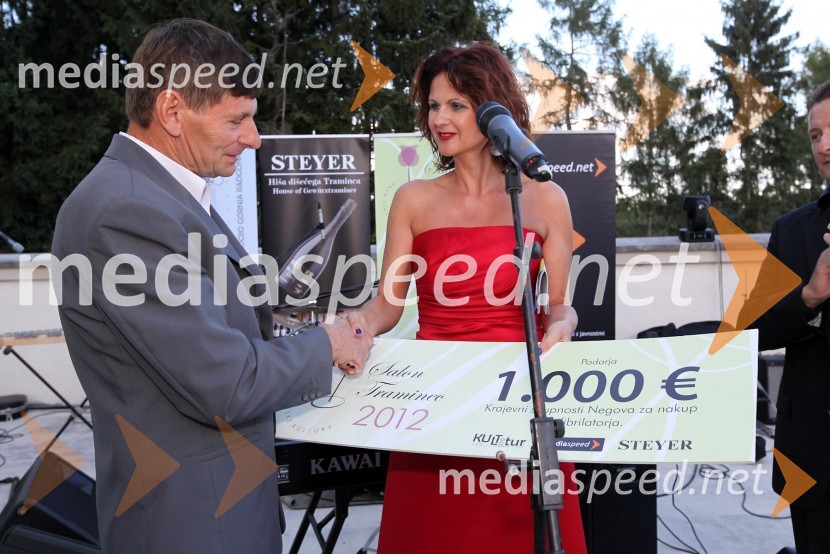 	
 	Miroslav Rožman, predsednik sveta Krajevne skupnosti Negova, mag. Norma Bale, direktorica Kultprotur3. Salon Traminec 2012