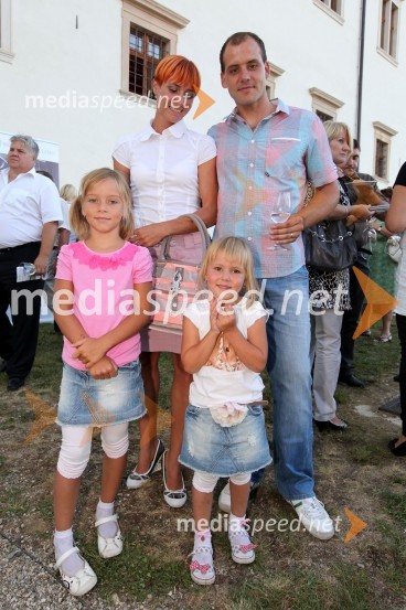 Eva Lepej Dragšič in Mitja Dragšič, lastnika biljardnice Martinela ter Fan placa Geli in njuni hčerki3. Salon Traminec 2012