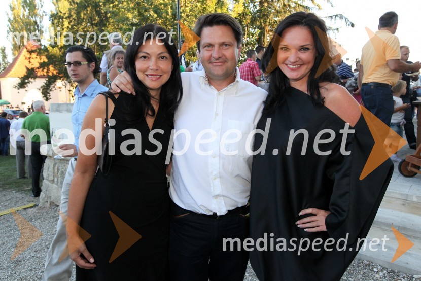 Klementina Ihanec, predsednica uprave družbe Vinag, Leo Ivanjko, lastnik družbe Vinag in Alenka Gotar, pevka3. Salon Traminec 2012