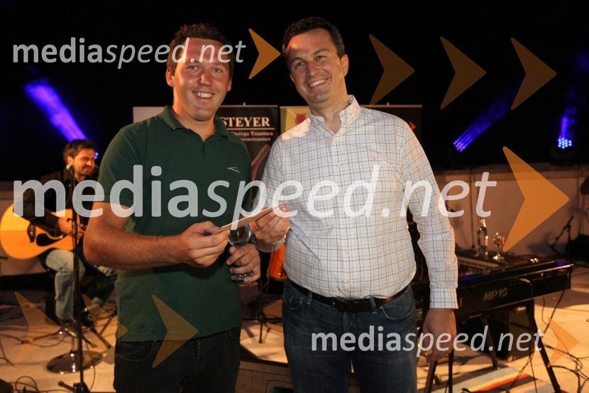 Aleš Vdovič, prejemnik nagrade - vikend paket za dve osebi v Hotelu Bellevue Terme Maribor in Andrej Pust, direktor hotela Habakuk3. Salon Traminec 2012