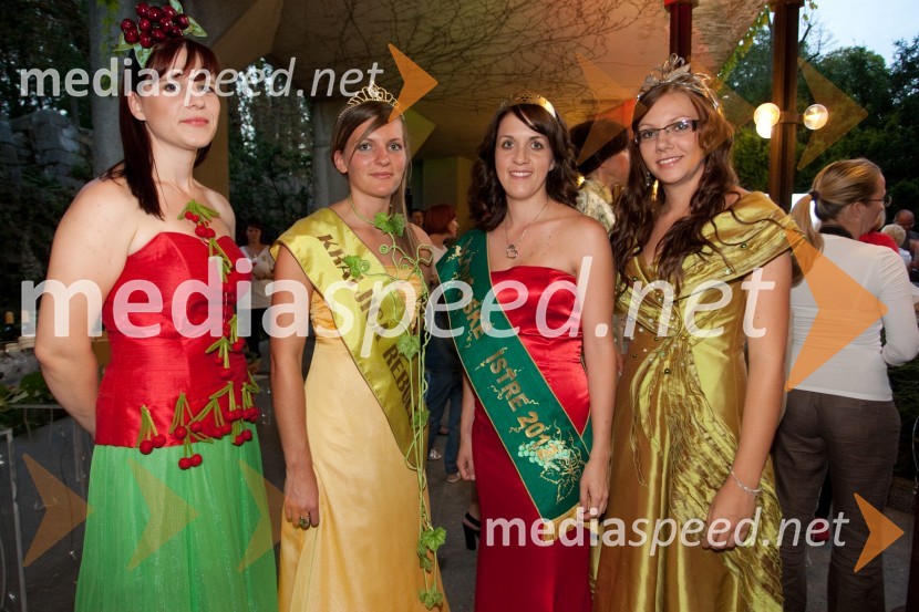 Sanja Ribolica, kraljica češenj, Jana Drnovšček, kraljica rebule, Tina Lakoseljac, vinska kraljica Slovenske Istre 2011 in Monika Rebernišek, 4. ptujska vinska kraljicaŽenske in vino Slovenija