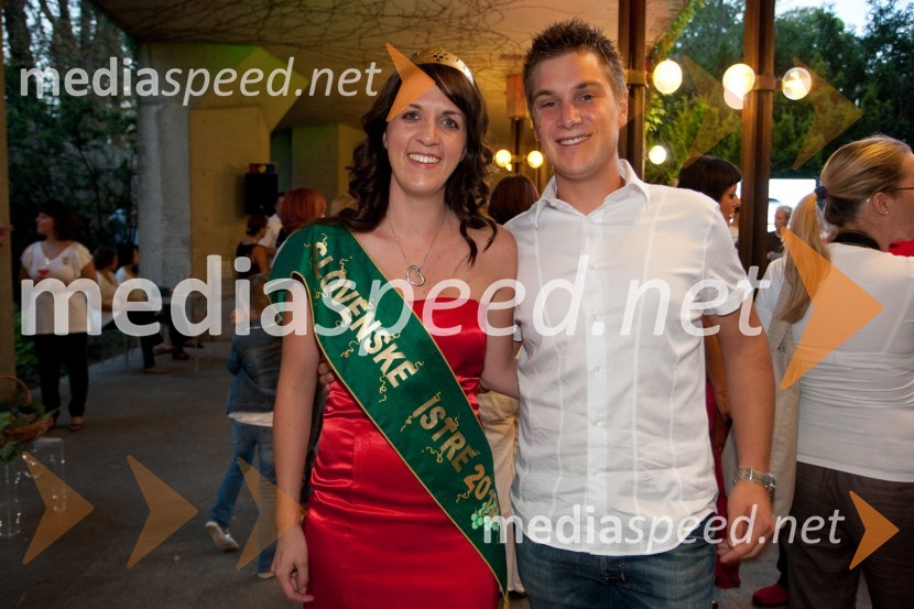 Tina Lakoseljac, vinska kraljica Slovenske Istre 2011 in fant MatejŽenske in vino Slovenija