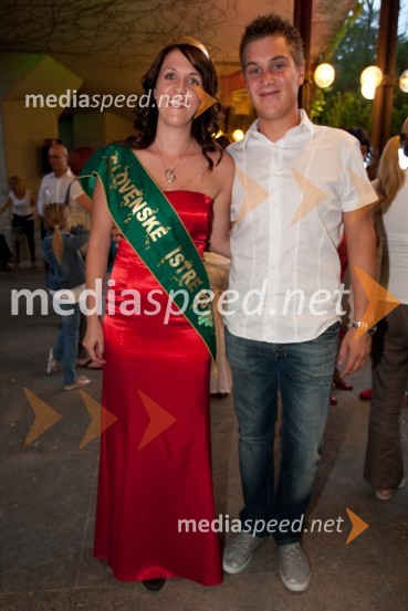Tina Lakoseljac, vinska kraljica Slovenske Istre 2011 in fant MatejŽenske in vino Slovenija