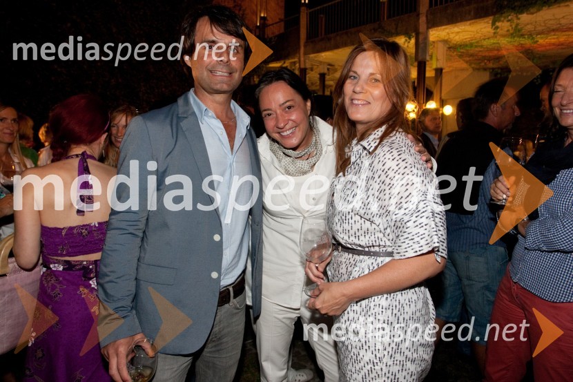 	Aleksander Vujadonovič,  Ines Markič in Amanda VujadinovičŽenske in vino Slovenija