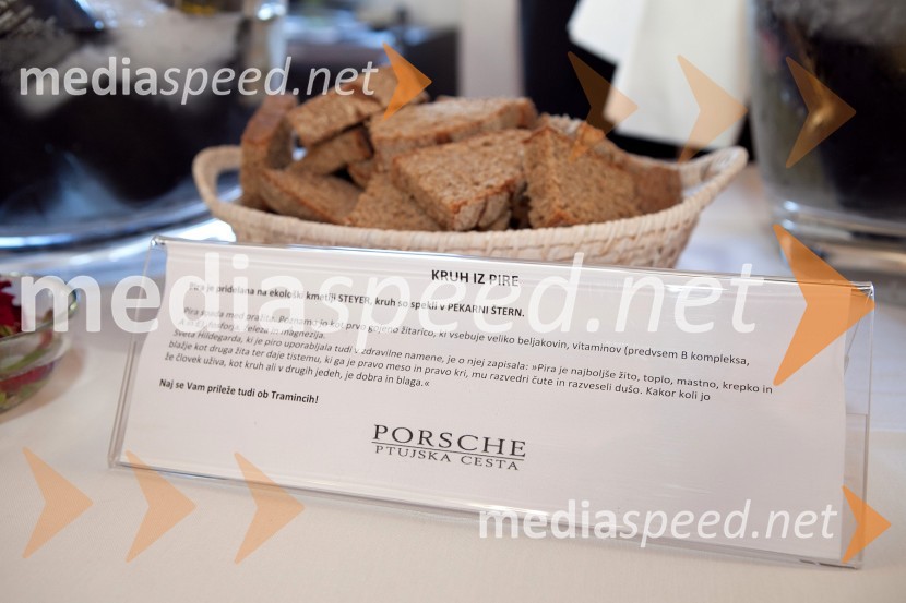 Kruh iz pire3. Salon Traminec 2012