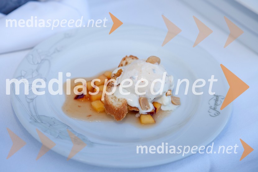 	Sladica, ki so jo pripravili na Višji strokovni šoli za gostinstvo in turizem Maribor3. Salon Traminec 2012