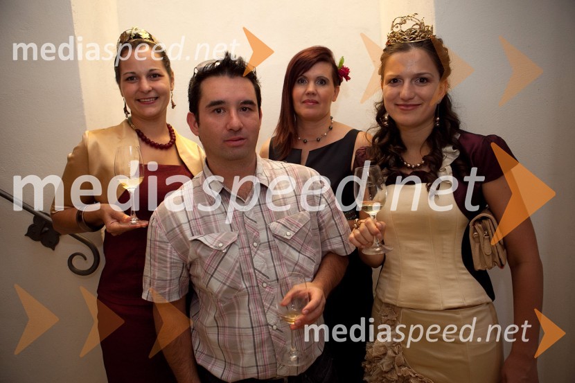 Jerneja Jančar, vinska kraljica Radgonsko - Kapelskih goric, ..., Magda Steyer, Steyer vina in Martina Baškovič, Vinska kraljica Slovenije 20123. Salon Traminec 2012
