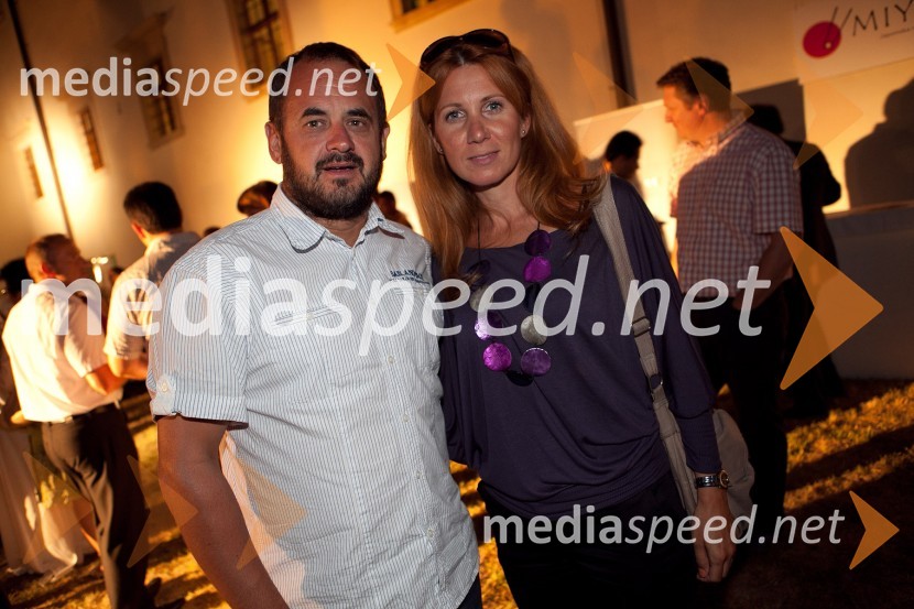 Peter Podlunšek, akrobatski pilot in spremljevalka Tadeja Hanžekovič3. Salon Traminec 2012
