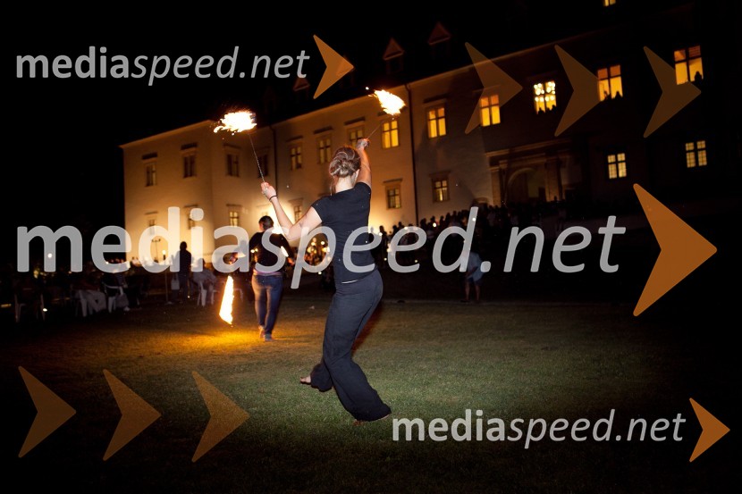 Neža Cigler in Maja Črešnik, poulični umetnici3. Salon Traminec 2012