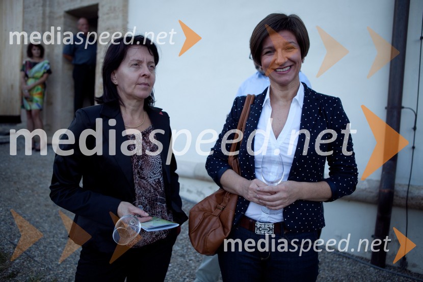 Bojana Kuhanec, asistentka center managerja Europark in Petra Romih, vodja marketinga v Europarku3. Salon Traminec 2012