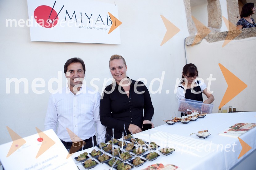 Tim Ribič, tenorist in lastnik restavracije Miyabi ter dekle Nina Kobal3. Salon Traminec 2012