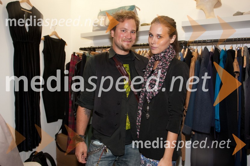 Anže Gallus Petelin, slikar in Eva Ahačevčič, manekenkaKoda 386, nighttime shopping