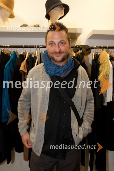 Mitja Bokun, ilustratorKoda 386, nighttime shopping