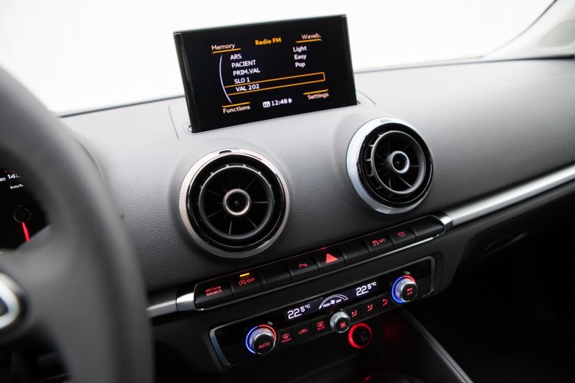 7-palčni električno pomični zaslon MMI sistema in prezračevalne šobe z difuzorjem z nastavitvijo razpršitve zraka.Novi Audi A3, slovenska predstavitev