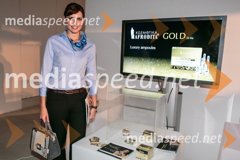 Nataša Pinoza, manekenka in obraz kozmetike AfroditaPraznovanje 18. letnice in predstavitev prenovljene revije Modne