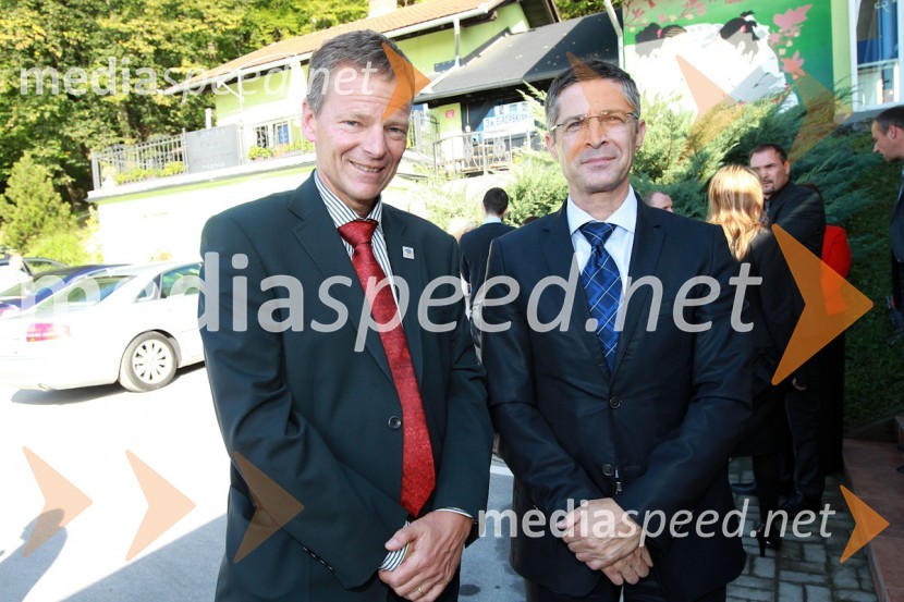 Dr. Tone Jagodic, generalni sekretar Olimpijskega komiteja Slovenije, mag. Boris Novak, generalni direktor Pošte SlovenijePošta Slovenije, promocija priložnostne znamke Urške Žolnir