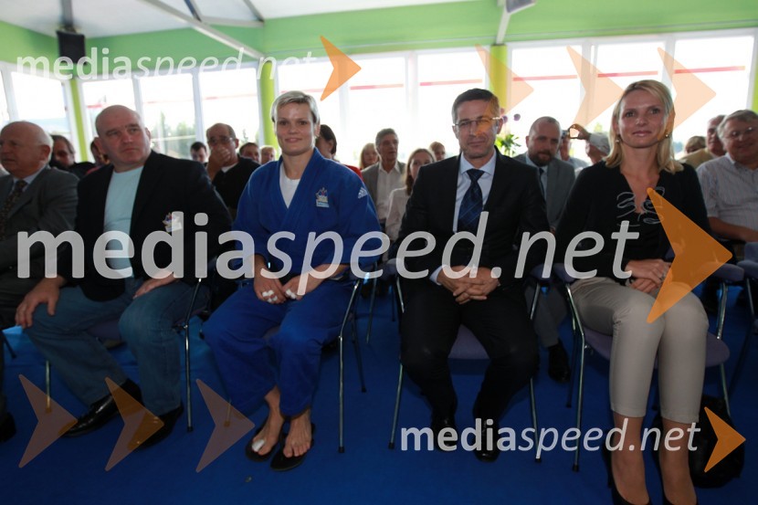 Marjan Fabjan, trener, Urška Žolnir, judoistka, mag. Boris Novak, generalni direktor Pošte Slovenije, mag. Darja Turk, podžupanja Mestne občine CeljePošta Slovenije, promocija priložnostne znamke Urške Žolnir