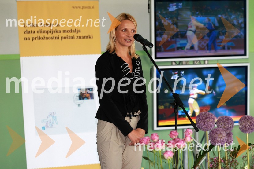 Mag. Darja Turk, podžupanja Mestne občine CeljePošta Slovenije, promocija priložnostne znamke Urške Žolnir