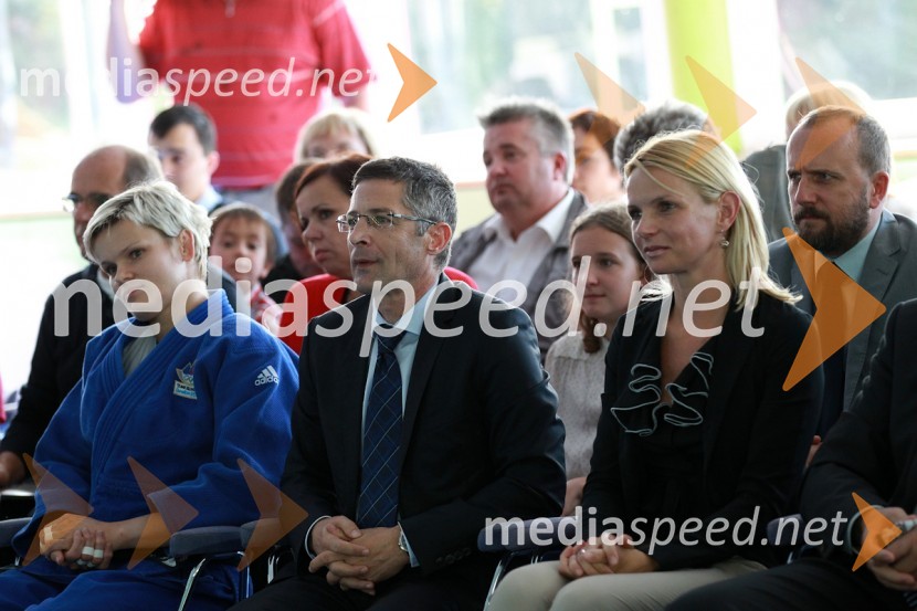 Urška Žolnir, judoistka, mag. Boris Novak, generalni direktor Pošte Slovenije, mag. Darja Turk, podžupanja Mestne občine CeljePošta Slovenije, promocija priložnostne znamke Urške Žolnir