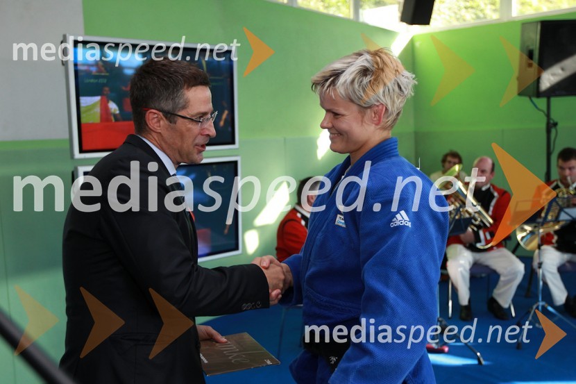 Mag. Boris Novak, generalni direktor Pošte Slovenije in Urška Žolnir, judoistkaPošta Slovenije, promocija priložnostne znamke Urške Žolnir