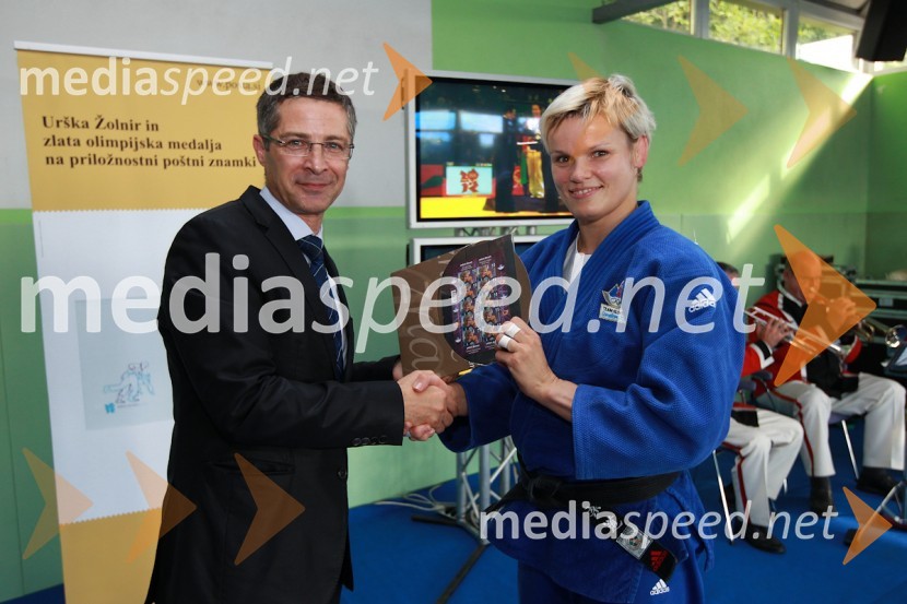 Mag. Boris Novak, generalni direktor Pošte Slovenije in Urška Žolnir, judoistkaPošta Slovenije, promocija priložnostne znamke Urške Žolnir