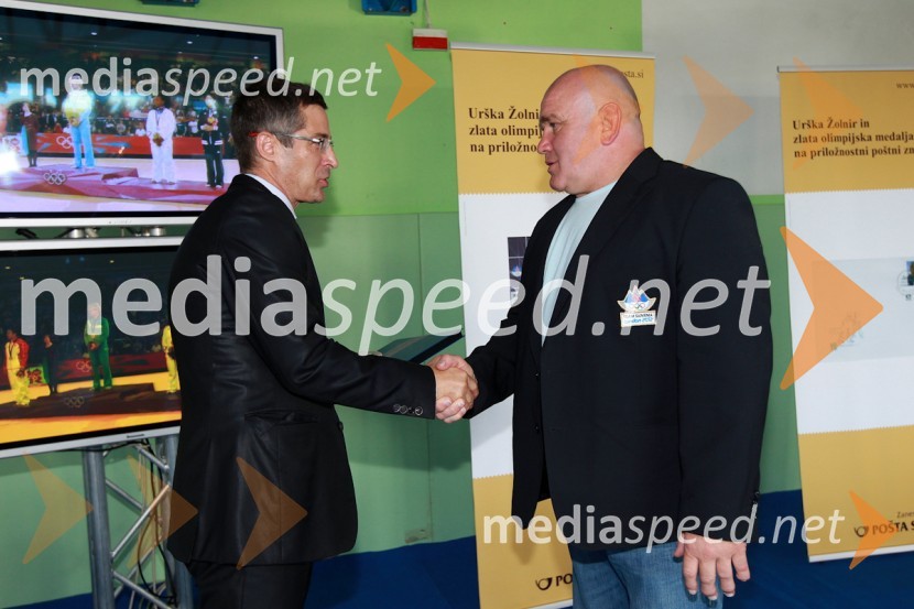 Mag. Boris Novak, generalni direktor Pošte Slovenije in Marjan Fabjan, trenerPošta Slovenije, promocija priložnostne znamke Urške Žolnir