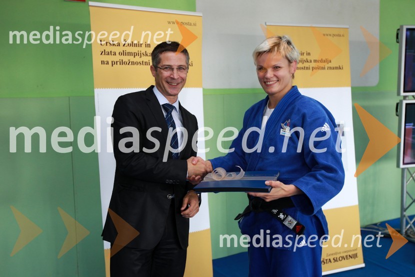 Mag. Boris Novak, generalni direktor Pošte Slovenije in Urška Žolnir, judoistkaPošta Slovenije, promocija priložnostne znamke Urške Žolnir