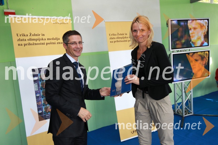 Mag. Boris Novak, generalni direktor Pošte Slovenije, mag. Darja Turk, podžupanja Mestne občine CeljePošta Slovenije, promocija priložnostne znamke Urške Žolnir