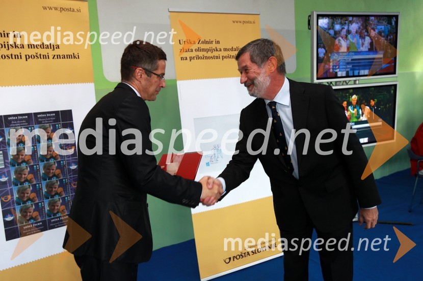 Mag. Boris Novak, generalni direktor Pošte Slovenije, Peter Suhadolc, predsednik Filatelistične zveze SlovenijePošta Slovenije, promocija priložnostne znamke Urške Žolnir