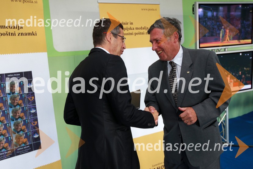 Mag. Boris Novak, generalni direktor Pošte Slovenije in Tomaž Zajc, strokovni sodelavec pri pripravi priložnostne znamkePošta Slovenije, promocija priložnostne znamke Urške Žolnir