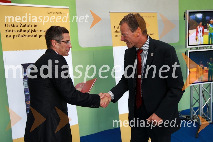 Mag. Boris Novak, generalni direktor Pošte Slovenije, dr. Tone Jagodic, generalni sekretar Olimpijskega komiteja SlovenijePošta Slovenije, promocija priložnostne znamke Urške Žolnir