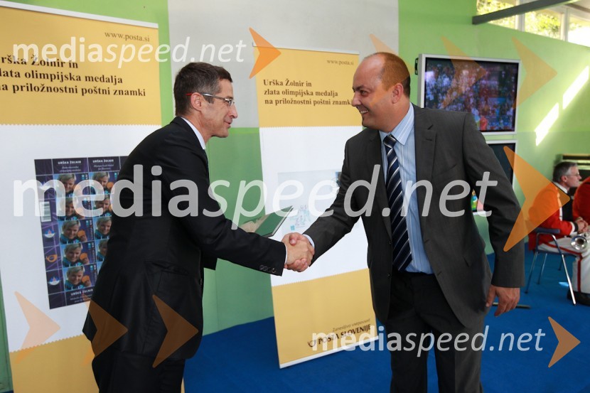 Mag. Boris Novak, generalni direktor Pošte Slovenije, Rudi Matjašič, član nadzornega sveta Pošte SlovenijePošta Slovenije, promocija priložnostne znamke Urške Žolnir