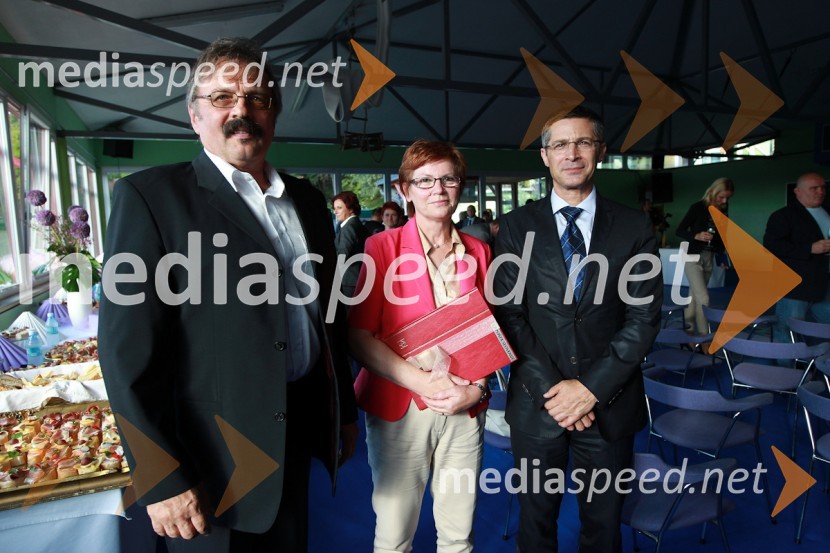 Ljubo in Majda Žolnir, starša Urške Žolnir, mag. Boris Novak, generalni direktor Pošte SlovenijePošta Slovenije, promocija priložnostne znamke Urške Žolnir