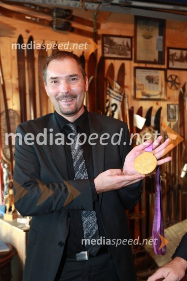 Mag. Andrej Rihter, direktor PE Pošte Slovenije CeljePošta Slovenije, promocija priložnostne znamke Urške Žolnir