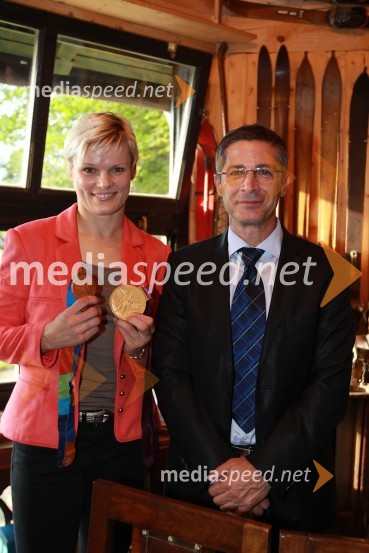 Urška Žolnir, judoistka, mag. Boris Novak, generalni direktor Pošte SlovenijePošta Slovenije, promocija priložnostne znamke Urške Žolnir