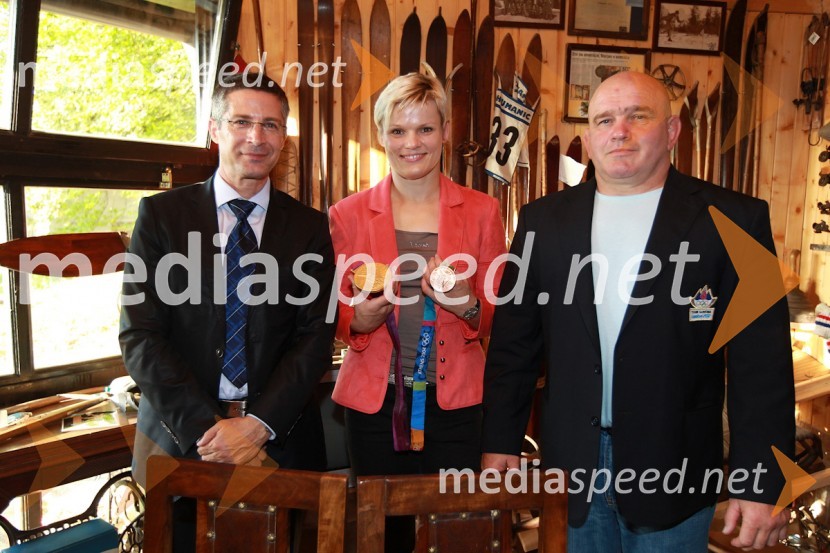 Mag. Boris Novak, generalni direktor Pošte Slovenije, Urška Žolnir, judoistka, Marjan Fabjan, trenerPošta Slovenije, promocija priložnostne znamke Urške Žolnir