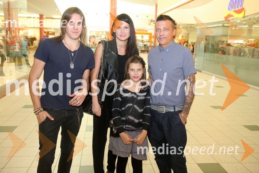 Tim Kores. član skupine In&Out, Bojana in soprog Aleš Uranjek, glasbeni manager in bobnar ter hčerkaEuropark, modna revija jesen - zima 2012