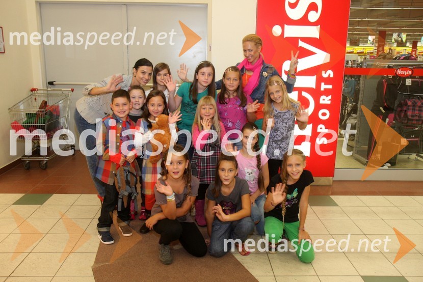 Natka Geržina, glasbena menedžerka s plesalci plesne šoleEuropark, modna revija jesen - zima 2012