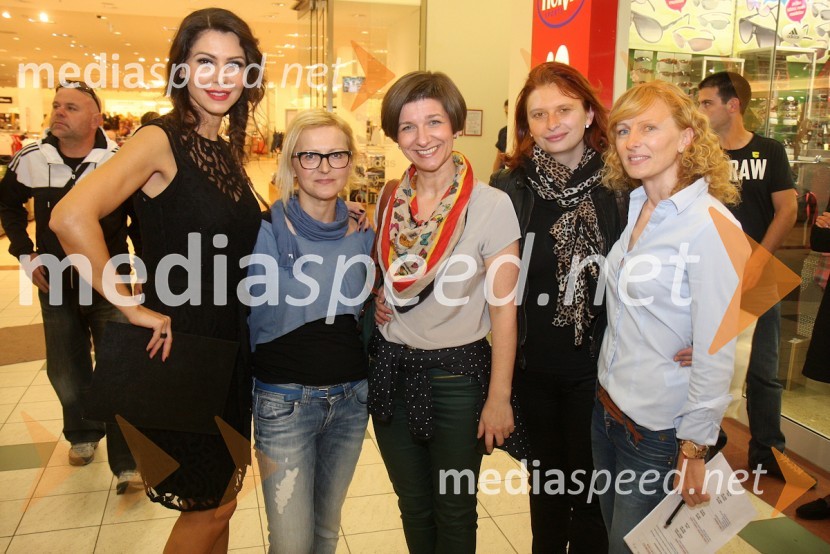 Ivana Šundov, voditeljica, Natalija Taja Kolarič, lastnica agencije Michela, Petra Romih, Europark, Simona, Mandl, center managerka Europarka, Mihaela Kolarič, lastnica agencije MichelaEuropark, modna revija jesen - zima 2012