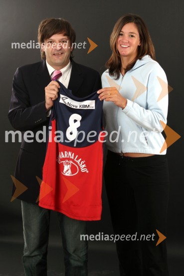 Marko Ferre, direktor OK Nova KBM Branik in Joanna Lee Fielder, odbojkaricaOdbojkarice Nova KBM Branik