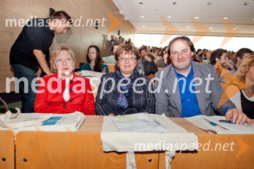 Prof. dr. Lučka Lorber, prorektorica za kakovost Univerze v Mariboru, prof. dr. Tatjana Welzer Družovec, Erasmus institucionalna koordinatorica ter Mladen Kraljić, pomočnik tajnika za mednarodno sodelovanje in svetovalec dekana Filozofske fakultete Univerze v Mariboru



Univerza v Mariboru, sprejem za bruce in Erasmus študente iz tujine