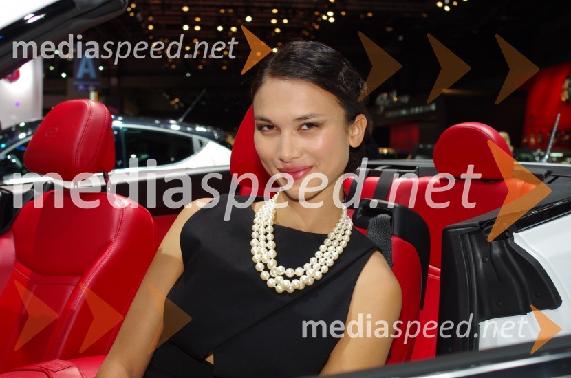 Avtomobilski salon Pariz 2012, hostese