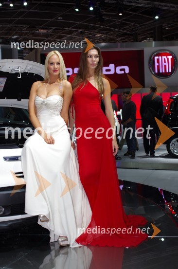 Avtomobilski salon Pariz 2012, hostese