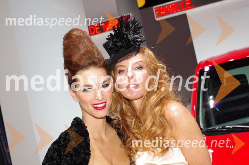 Avtomobilski salon Pariz 2012, hostese